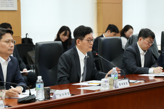 고광효 관세청장(가운데)이 20일 오전 서울본부세관에서 열린 ‘2025 전국 관세조사 관계관 회의’에서 이야기를 하고 있다.관세청 제공