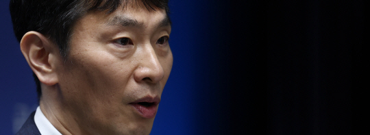 이복현 금융감독원장이 지난 19일 서울 영등포구 금융감독원 브리핑룸에서 열린 출입기자단 간담회에서 우리금융지주와 홈플러스, 상법개정안 등 주요 현안에 대해 발언하고 있다. 연합뉴스