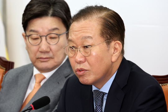 권영세(오른쪽) 국민의힘 비상대책위원장이 20일 오전 서울 여의도 국회에서 열린 비상대책위원회의에서 발언하고 있다. 왼쪽은 권성동 원내대표. 뉴시스