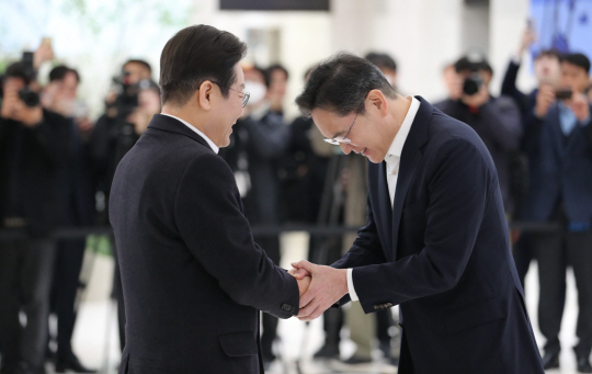 이재명 더불어민주당 대표와 이재용 삼성전자 회장이 20일 오전 서울 강남구 멀티캠퍼스 역삼 SSAFY 서울캠퍼스에서 인사를 나누고 있다. 뉴시스