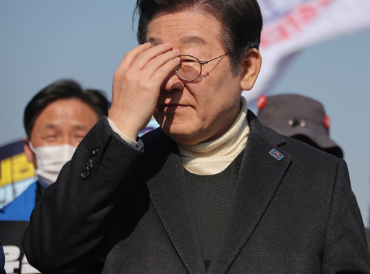 경찰의 신변보호를 받게 되면서 장외 활동을 재개한 더불어민주당 이재명 대표가 19일 방탄복을 착용한 채 윤석열 대통령 파면 촉구 국회의원 도보행진에 참석해 있다. 연합뉴스