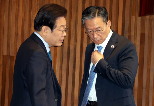 이재명 더불어민주당 대표(왼쪽)과 정성호 더불어민주당 의원. 뉴시스