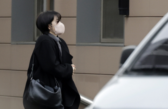 음주운전 및 불법 숙박업 운영 혐의로 불구속 기소된 문재인 전 대통령 딸 문다혜씨가 20일 오전 서울 마포구 서부지법에서 열린 첫 공판기일에 출석하고 있다. 뉴시스