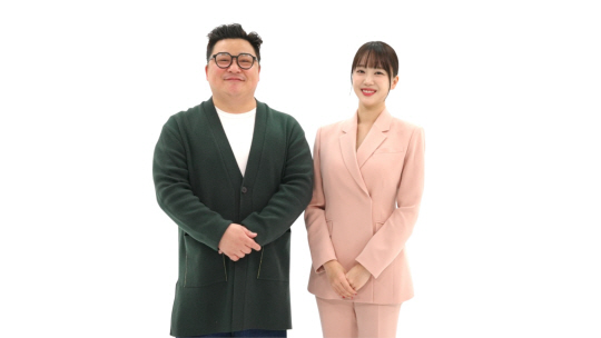 경기도의회가 새롭게 공개한 유튜브 콘텐츠 ‘의회 On-Air’에 출연하는 개그맨 윤정수(왼쪽)와 아나운서 정새미나. 경기도의회 제공