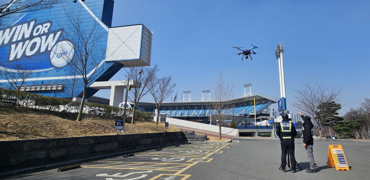 대구 수성구 대구라이온즈파크에서 드론이 비행하는 모습. 대구경찰청 제공