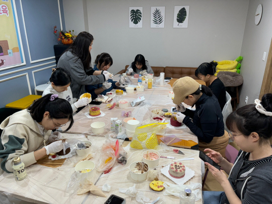 서울 노원구에서 반려견 수제간식 만들기 교육이 진행되고 있다. 노원구청 제공
