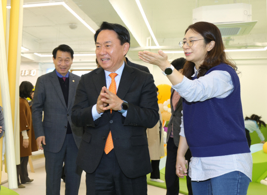 이성헌(왼쪽) 서대문구청장이 서대문구립 서울형 키즈카페 ‘천연동점’을 둘러보고 있다.서대문구청 제공
