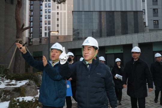 박준희(맨 앞) 관악구청장이 19일 신림3구역 아파트 단지 내 시설을 점검하고 있다. 관악구청 제공