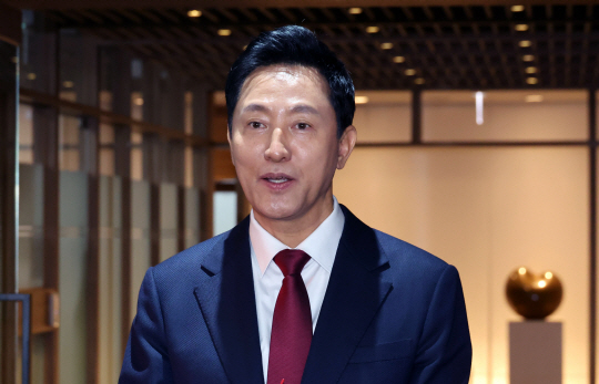 오세훈 서울시장이 20일 서울시청에서 검찰의 압수수색과 관련한 입장을 밝힌 뒤 집무실을 나서고 있다. 연합뉴스
