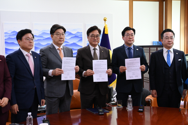 우원식(가운데) 국회의장과 여야 원내지도부가 20일 오전 국민연금 개혁안에 합의한 후 기념촬영을 하고 있다. 왼쪽부터 국민의힘 박형수 원내수석부대표·권성동 원내대표, 우 의장, 더불어민주당 박찬대 원내대표·박성준 원내운영수석부대표. 곽성호 기자