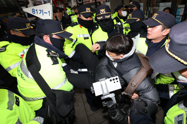 20일 오전 서울 종로구 헌법재판소 앞에서 경찰이 “물건 투척 등 위험 상황이 발생해 1인 시위의 범주를 벗어났다”며 시위자들을 강제 해산시키고 있다. 백동현 기자