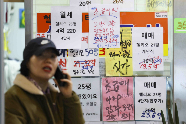 정부가 오는 24일부터 서울 강남 3구(강남·서초·송파구)와 용산구의 모든 아파트를 토지거래허가구역으로 지정한다고 밝힌 19일 서울 송파구 한 공인중개사사무소 벽면에 초급매 매물들이 붙어 있다. 뉴시스