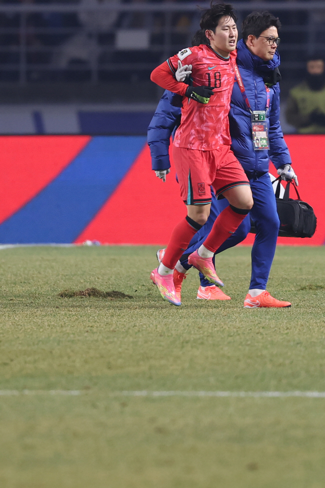 이강인(왼쪽)이 20일 고양종합운동장에서 열린 2026 북중미월드컵 아시아 3차예선 B조 7차전에서 잔디에 걸려 넘어진 후 발목 부상으로 의료진의 도움을 얻어 그라운드를 떠나고 있다. 이강인이 떠난 자리에 심하게 파인 잔디가 눈길을 끈다. 백동현 기자