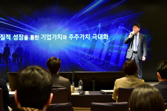 김동명 LG에너지솔루션 대표가 20일 서울 영등포구 여의동 LG트윈타워에서 열린 제5기 정기 주주총회에서 지난해 실적, 향후 사업 목표 등을 설명하고 있다. LG에너지솔루션 제공.