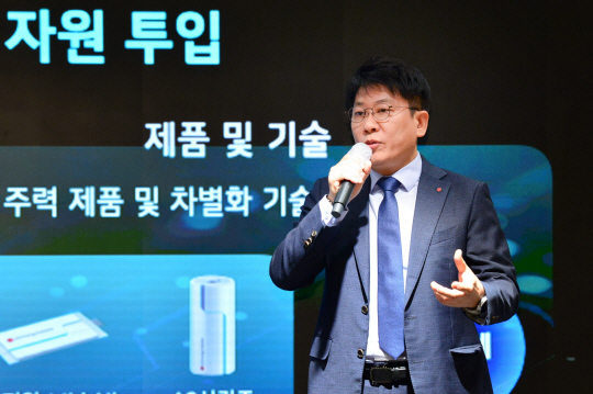 김동명 LG에너지솔루션 대표가 20일 서울 영등포구 여의동 LG트윈타워에서 열린 제5기 정기 주주총회에서 지난해 실적, 향후 사업 목표 등을 설명하고 있다. LG에너지솔루션 제공.