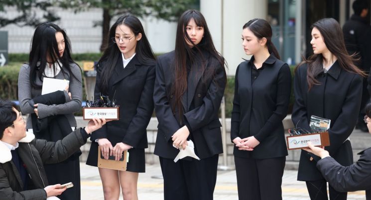 그룹 뉴진스가 7일 서울 서초구 서울중앙지방법원에서 열린 ‘기획사 지위보전 및 광고계약 체결 등 금지’ 가처분 신청의 심문기일을 마친 뒤 법원 청사를 나서며 취재진 질문에 답하고 있다. 연합뉴스