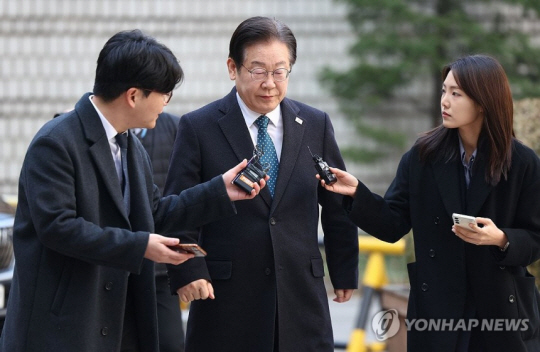 이재명 더불어민주당 대표가 11일 서울 서초구 서울중앙지방법원에서 열린 대장동·백현동·위례신도시 개발 비리 및 성남FC 후원금 의혹 사건 1심 속행공판에 출석하기 위해 법정으로 향하고 있다. 사진 연합뉴스.
