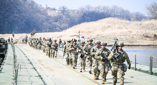 20일 경기 연천군 임진강 일대에서 열린 한미연합 제병협동 도하훈련에서 미2사단/한미연합사단 장병들이 도하하고 있다. 육군 제공
