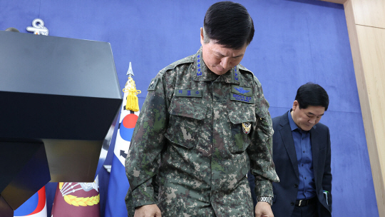 이영수 공군참모총장이 지난 10일 공군 KF-16 전투기 민가 오폭 사건과 관련해 국방부에서 가진 기자회견에서 고개 숙여 사과하고 있디. 공군 제공