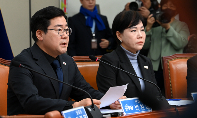 박찬대(왼쪽) 더불어민주당 원내대표가 21일 오전 국회에서 열린 최고위원회의에서 발언하고 있다. 곽성호 기자