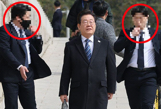 암살 위협설이 제기된 이재명 더불어민주당 대표가 17일 서울 여의도 국회에서 최고위원회의와 비상의원총회를 마친 뒤 경호원의 보호를 받으며 이동하고 있다. 뉴시스