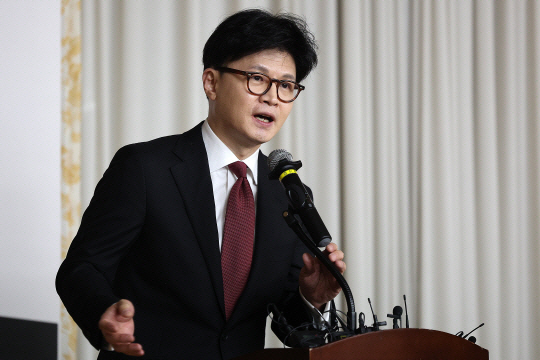 한동훈 전 국민의힘 대표가 18일 대구 북구 경북대학교 경하홀에서 ‘개헌, 시대를 바꾸자’를 주제로 한 청년 토크쇼를 진행하고 있다. 연합뉴스