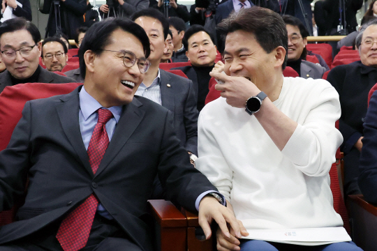 윤상현(왼쪽) 국민의힘 의원과 한국사 강사 전한길 씨가 19일 오후 서울 여의도 국회 의원회관에서 열린 ‘글로벌 체제 전쟁 대한민국은 어디로?’ 미래자유연대 국민 대토론회에서 대화하고 있다. 뉴시스