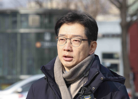 김경수 전 경남도지사가 10일 오전 서울 경복궁역 인근에 마련된 윤석열 대통령 즉각 파면을 촉구하는 단식농성장 앞에서 취재진 질문에 답하고 있다. 뉴시스