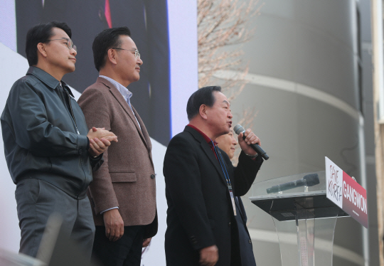 22일 강원도청 앞 중앙로터리에서 보수단체의 윤석열 대통령 탄핵 반대 집회가 열린 가운데 국민의힘 의원들이 단상에 올라 발언하고 있다. 연합뉴스