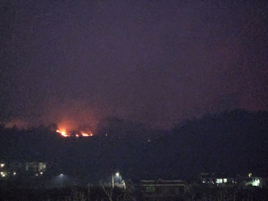 22일 경북 의성군 안평면 괴산리 야산에서 불이 나 확산한 가운데 의성읍 중리리 일대에서도 산불이 관측되고 있다. 산림 당국은 해가 지자 야간 대응 체제로 전환했다. 연합뉴스