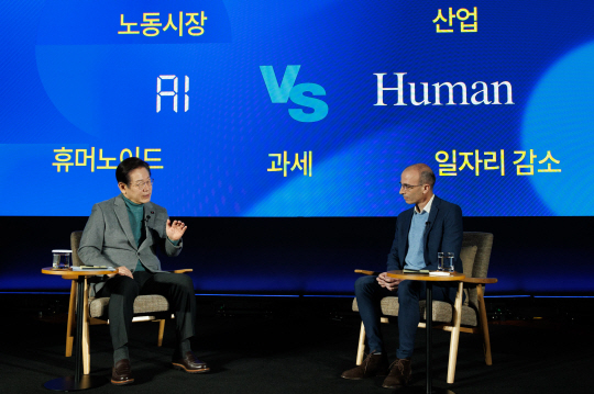이재명 더불어민주당 대표와 ‘사피엔스’의 저자이자 이스라엘의 세계적 석학인 유발 하라리 전 히브리대 역사학과 교수가 22일 오후 서울 여의도 국회 사랑재에서 인공지능(AI)을 주제로 대담을 하고 있다. 뉴시스