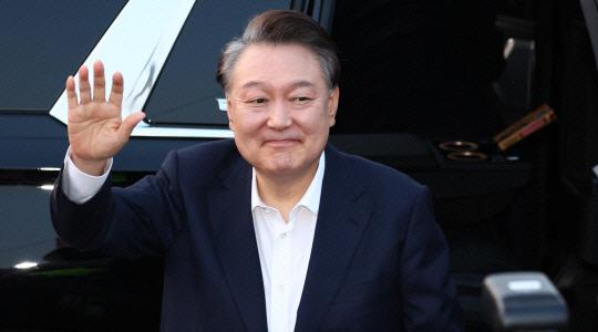 서울구치소에서 석방된 윤석열 대통령이 지난 8일 서울 한남동 관저 앞에 도착, 차량에서 내려 지지자들을 향해 인사하고 있다. 연합뉴스