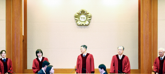 이창수 중앙지검장 등 검사 3인 및 최재해 감사원장에 대한 탄핵심판 선고가 열린 지난 13일 서울 종로구 헌법재판소에서 문형배(가운데) 헌법재판소장 권한대행을 비롯한 헌법재판관들이 심판정으로 들어서고 있다. 사진공동취재단/연합뉴스