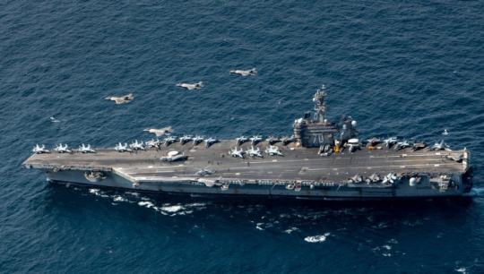 한미 공군의 F-35A스텔스 전투기와 미 해군의 F-35C 스텔스 전투기가 13일 한반도 인근 해역에서 칼빈슨 핵추진 항공모함과 함께 자유의방패(FS) 연합훈련을 계기로 통합비행훈련을 하고 있다. 미 국방부 SNS