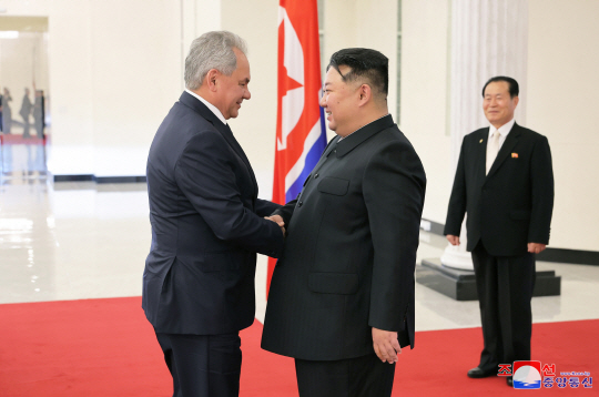 김정은 북한 국무위원장이 지난 21일 방북한 세르게이 쇼이구 러시아 국가안보회의 서기와 "반갑게 상봉하고 신뢰적이며 따뜻한 분위기 속에서 담화를 나눴다"고 조선중앙통신이 22일 보도했다. 조선중앙통신 캡처/연합뉴스