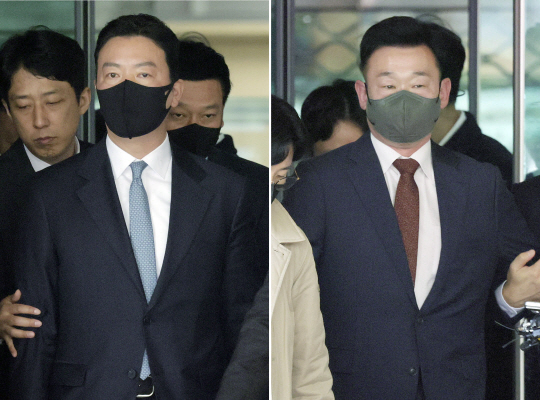 윤석열 대통령 체포 방해 혐의를 받는 대통령경호처 김성훈(왼쪽) 차장과 이광우 경호본부장이 21일 서울 마포구 서울서부지방법원에서 열린 영장실질심사를 마치고 대기 장소로 이동하고 있다. 뉴시스 제공