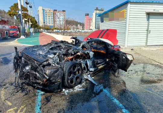 지난 22일 오후 여수시 안산동 한 도로에서 주행 중이던 람보르기니 차량에 불이 나 차량이 모두 탔다. 여수소방서 제공