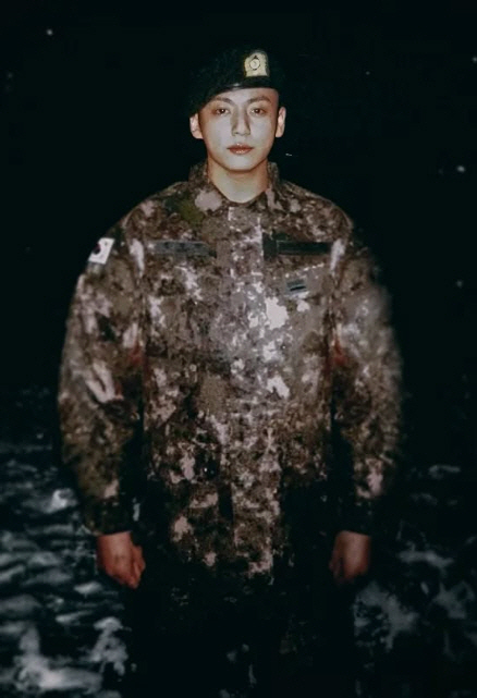 군복을 입은 정국. 인스타그램 캡처