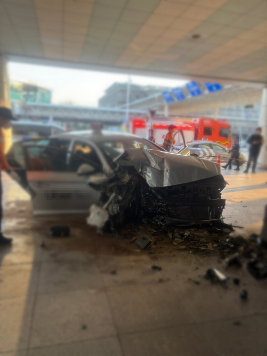 김해공항에서 23일 택시가 청사 외벽을 들이받고 멈춰서 있다. 부산경찰청 제공