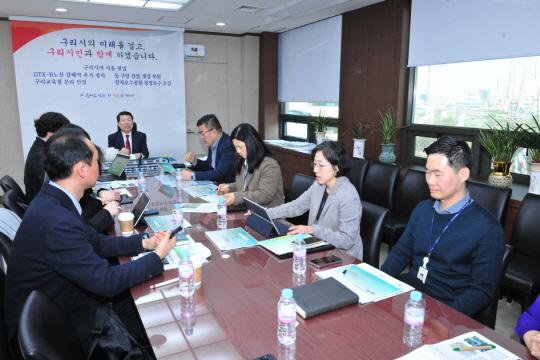 백경현 구리시장 등 구리시 관계자들이 구리시립미술관 건립을 위한 세부 운영방안 연구 용역 착수보고회를 개최하고 있다. 구리시 제공