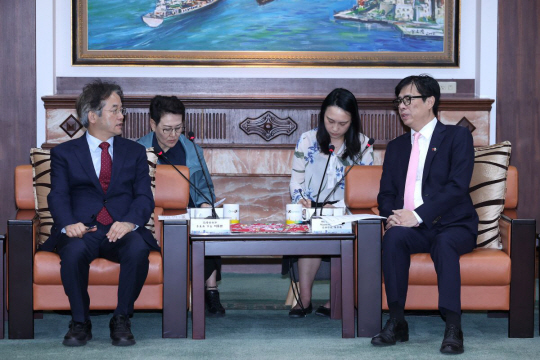 이동환 고양특례시장(좌)과 천치마이 가오슝시장이 대화를 나누고 있다. 고양시 제공