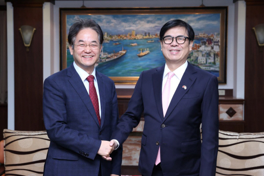 이동환(왼쪽) 고양특례시장이 22일 대만 가오슝시청에서 천치마이 가오슝시장과 우호협력 양해각서(MOU)를 체결 후 악수를 하고 있다. 고양시 제공