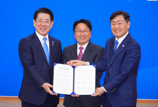 김영록(왼쪽) 전남지사·강기정 광주시장(가운데)·김관영 전북지사는 23일 전남 나주시청 대회의실에서 ‘호남권 메가시티 경제동맹 강화 및 2036 하계올림픽 성공유치를 위한 업무협약’을 했다. 광주시청 제공