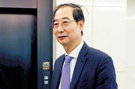 헌법재판소의 한덕수 국무총리 탄핵심판 선고기일이 오는 24일 열리는 가운데, 한 총리가 19일 서울 중구 웨스틴조선호텔을 방문한 모습이 사진에 포착됐다. 문호남 기자