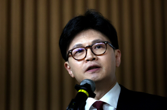 한동훈 국민의힘 전 대표가 18일 대구 북구 경북대학교 경하홀에서 열린 "시대를 바꾸자, 개헌"을 주제로 한 청년 토크쇼에서 발언하고 있다. 뉴시스