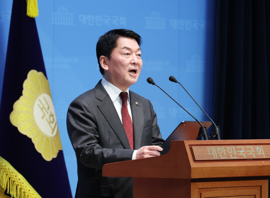 국민의힘 안철수 의원이 23일 국회 소통관에서 최상목 대통령 권한대행에 대한 민주당과 야당의 탄핵소추안 발의와 관련한 기자회견을 열고 "대한민국 체제를 파괴하는 이재명 대표는 정계를 은퇴하고 재판에 전념하라"고 말하고 있다. 연합뉴스