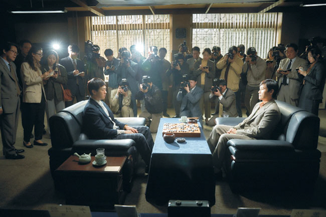 영화 ‘승부’에서 이병헌이 열연한 조훈현(오른쪽)과 유아인이 분한 이창호가 사제 바둑 대결을 펼치고 있다.
