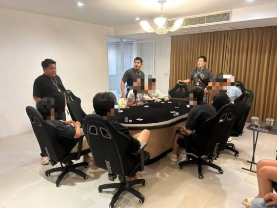 21일 태국 방콕 퉁로 지역에서 현지 경찰이 한국인이 운영하는 불법 도박장을 단속해 한국인 7명이 체포됐다. 카오솟 홈페이지 캡처. 연합뉴스