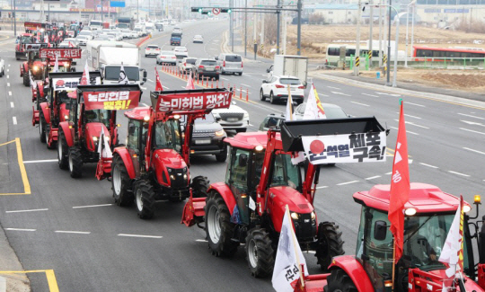 트랙터와 트럭 수십 대를 몰고 상경 행진 중인 전국농민회총연맹 전봉준 투쟁단이 지난해 12월 경기 평택시 경기대로 진위역 인근을 지나고 있다. 연합뉴스