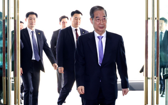 직무 복귀한 한덕수 대통령 권한대행 국무총리가 24일 정부서울청사로 출근하고 있다. 연합뉴스